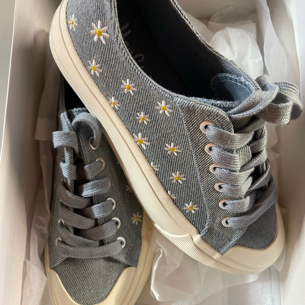 Hey Girl Sneakers with Daisy Embroidery